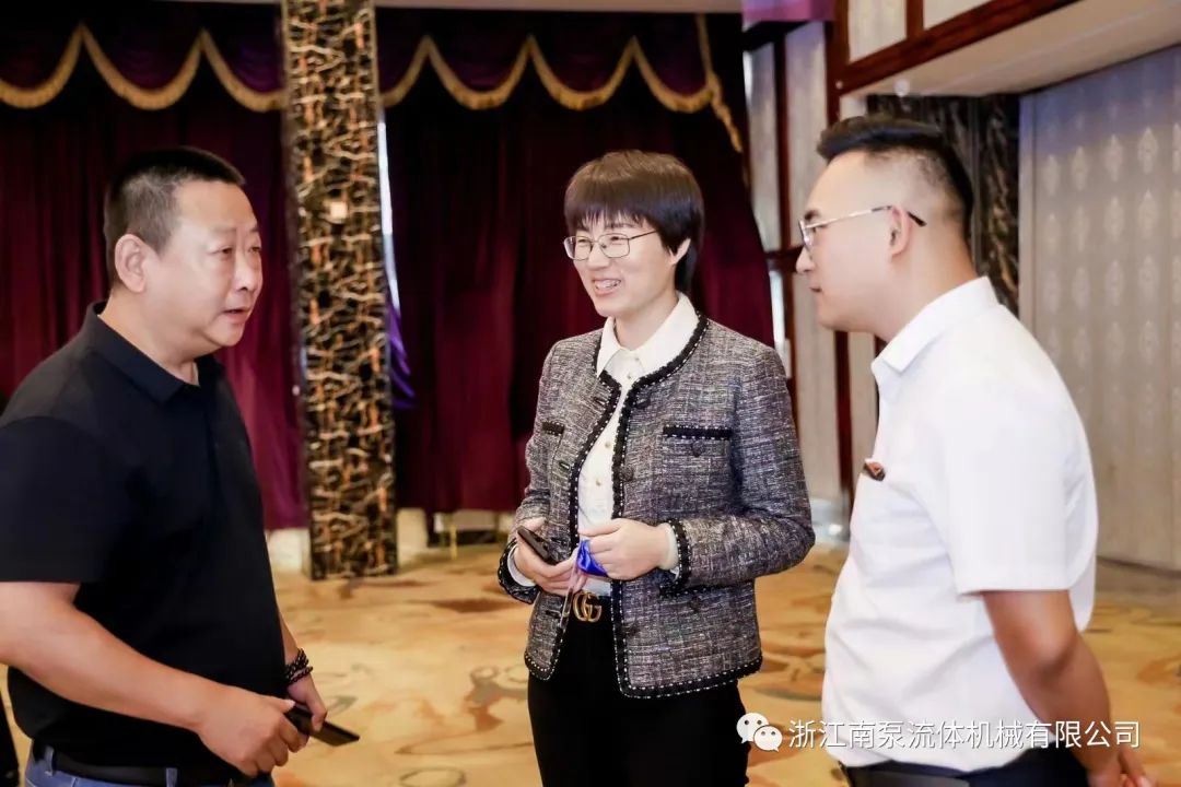 在會(huì)議中，專家及政府相關(guān)部門領(lǐng)導(dǎo)詳細(xì)解讀了石化行業(yè)環(huán)保技術(shù)政策。